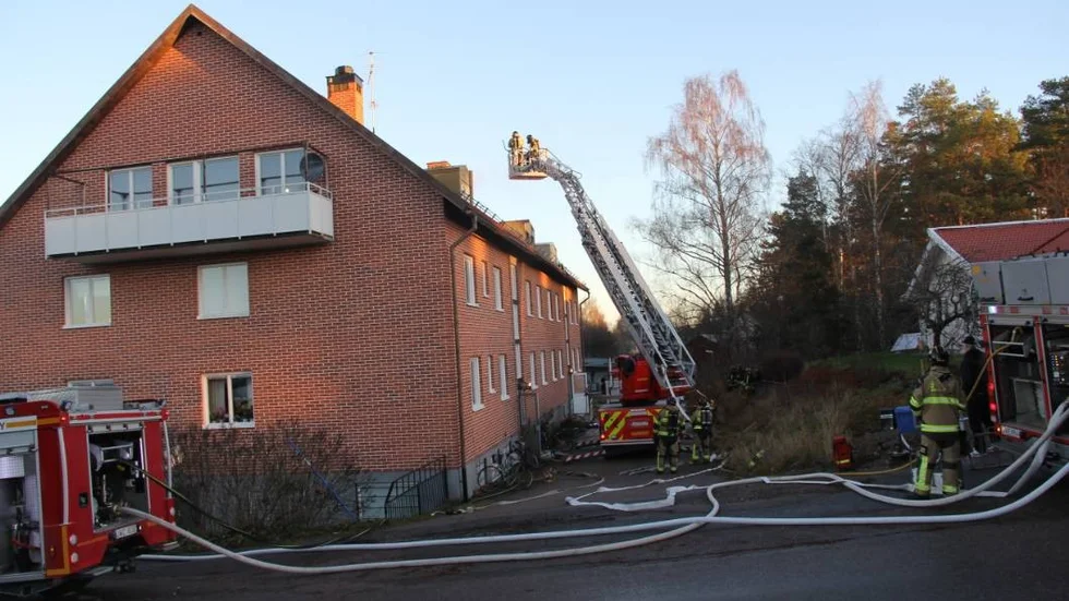 En hund saknas efter branden, men ingen människa ska ha blivit allvarligt skadad.
