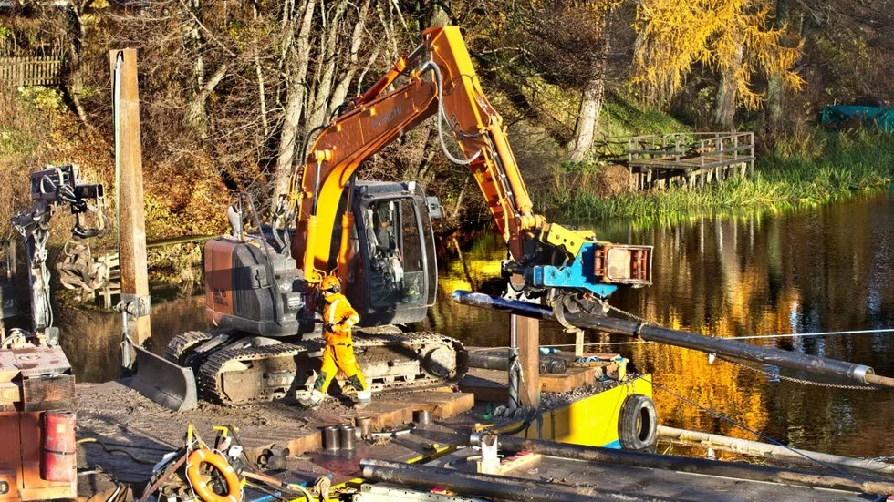Upp till 60 meters pålar kan krävas för att staga bropelarna.