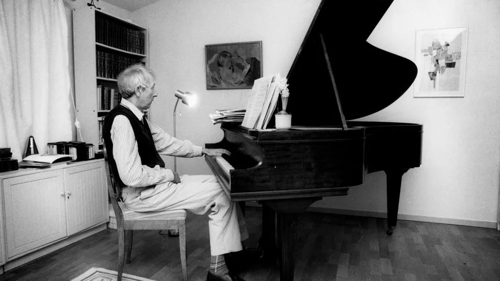 Pianist. Musikälskaren Tranströmer ägnas ett särskilt avsnitt i den nya boken. Här vid sin flygel 1991.