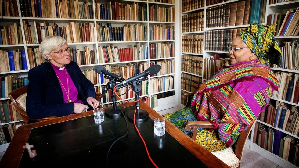 Ärkebiskopen Antje Jackelén samtalar i ett avsnitt med fredspristagaren Leymah Gbowee.