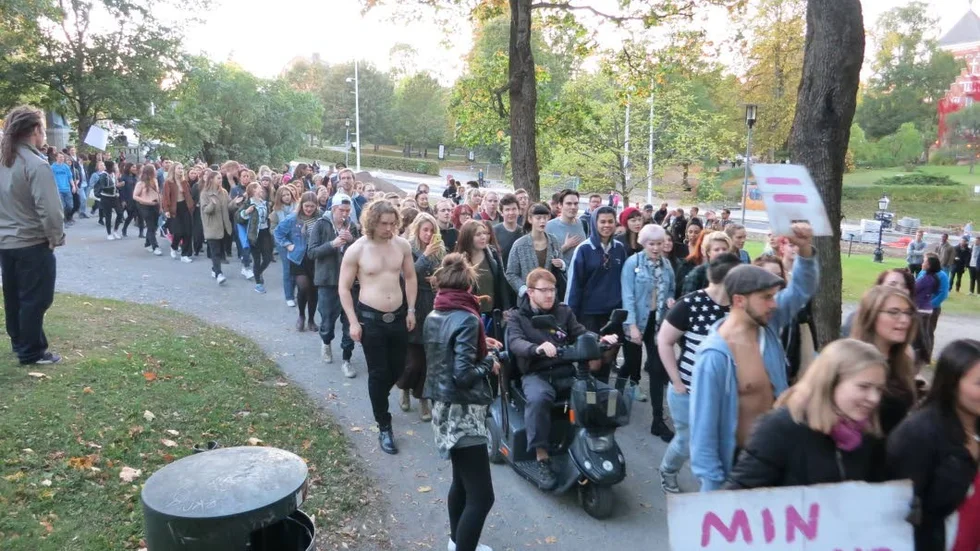 En och annan man gick med i tåget.