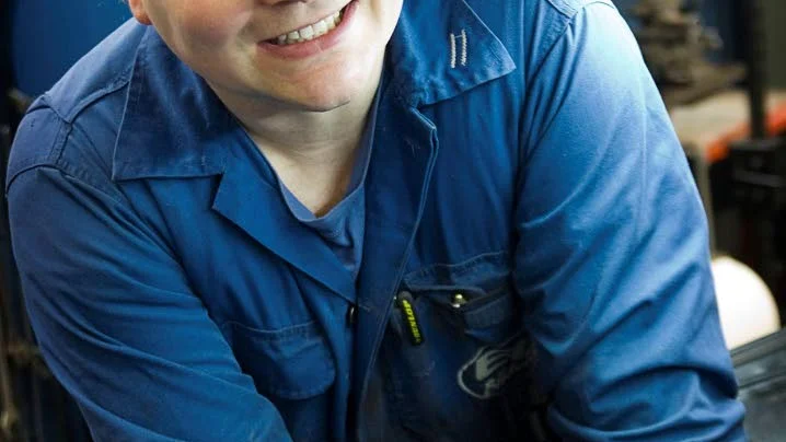 Bilmekaniker. Thomas Lerman arbetar på Ekebäcks motor i Kungstens industriområde.