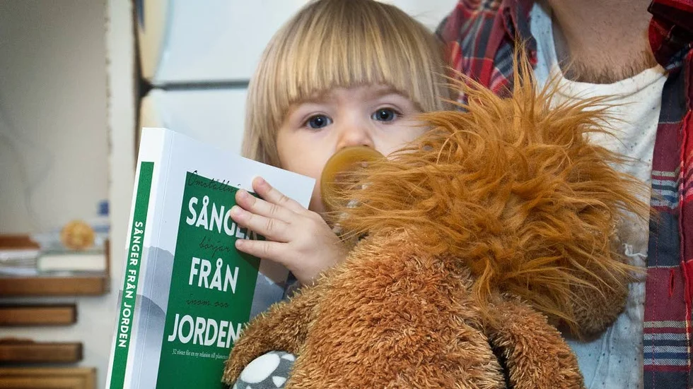 Siktar på framtiden. Joachim Stormvall hoppas att hans dotter Viola, som är två år, ska få lika goda förutsättningar till ett bra liv som han själv haft. Sånger från jorden är den andra boken som Tunabaserade Skörda förlag ger ut.