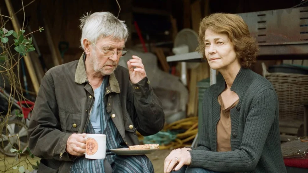 I "45 år" skildras hur ett äkta par (snyggt spelat av Tom Courtenay och Charlotte Rampling) börjar ifrågasätta sina liv efter ett besked från det förflutna.