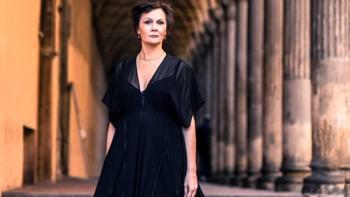 Världsartist. Hovsångerskan Anna Larsson har världens scener som sin arbetsplats. under söndagen medverkar hon i konserten "Sacred pearls" på Konserthuset i Uppsala.