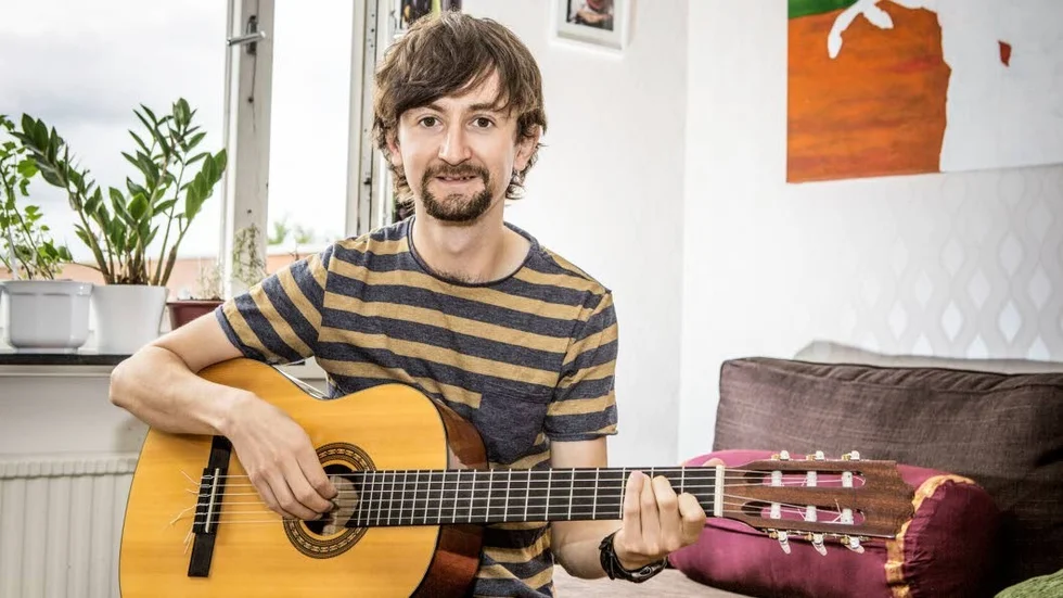 Aaron Smith har spelat gitarr sedan han började studera på universitet. Han tycker om att spela Neil Young-låtar.
