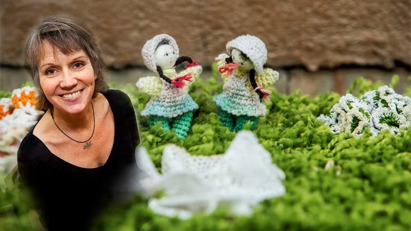 Lina Börjesson med sin elskåpsskapelse.
