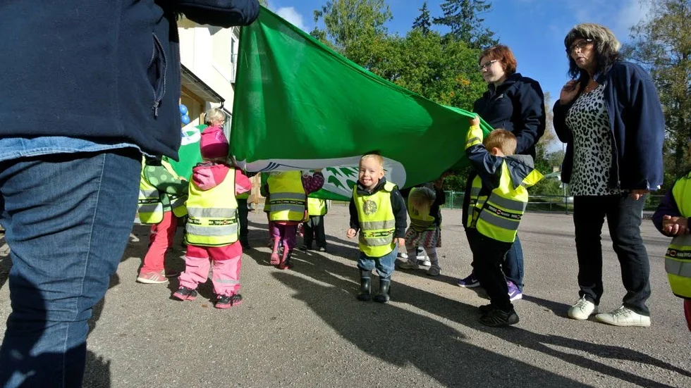 Flaggan i topp. Förskolan Regnbågen i Tobo hissade grön flagg som bevis på att de jobbat extra med hållbarhet och miljö.