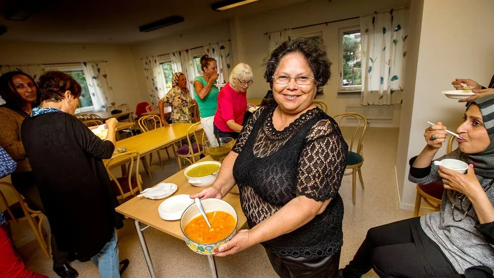 Fisksoppa. Judith Henao visar stolt upp sin soppa. Colombia är ett riktigt soppland. Till vänser Nebiat Tzeghe och Rozik Artunian. Till höger Bathina Alkilany.