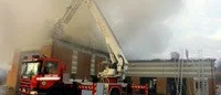 Bilprovning förstörd i häftig brand