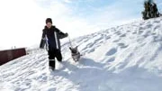 Simon Sjöstedt rastade lilla Pigge under en vinterpromenad utanför bostaden i Vattholma på fredagen.