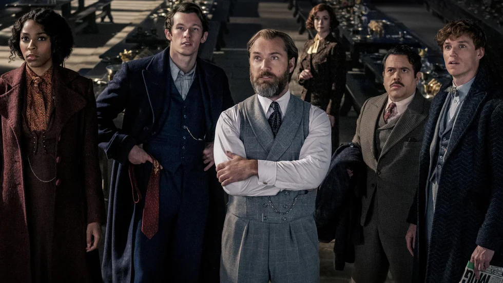 Ett brokigt gäng försöker rädda världen i "Fantastiska vidunder: Dumbledores hemligheter". Pressbild.