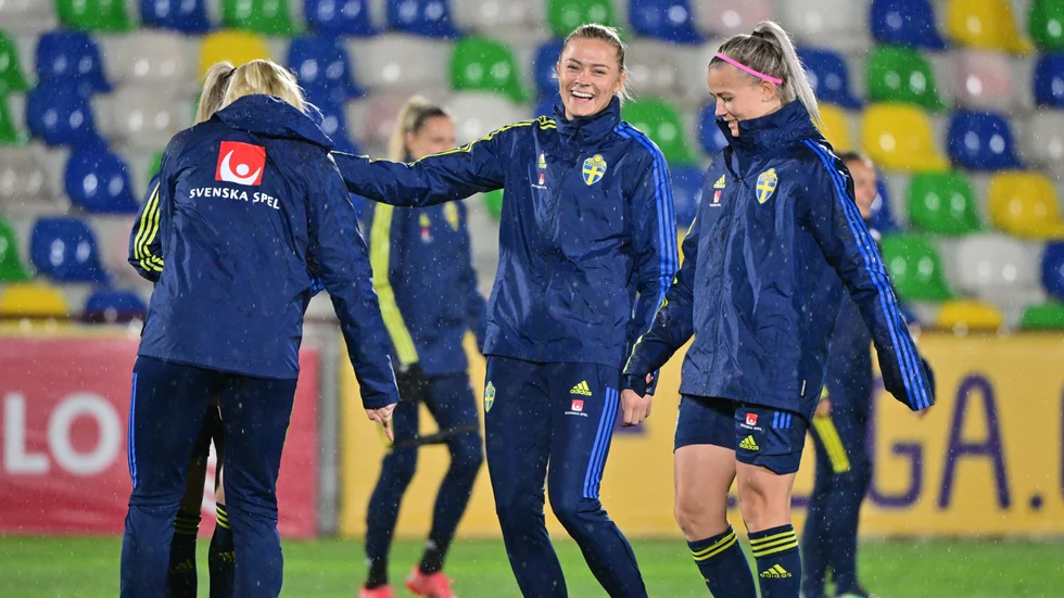 Sverige fick en regnig uppladdning när fotbollsdamerna på onsdagen gjorde sitt första och enda träningspass i Georgien, inför torsdagens VM-kvalmatch.