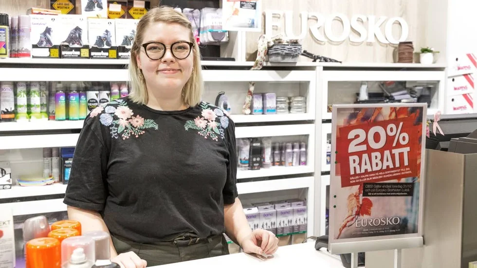 Amanda Herdenberg på Eurosko hade fullt upp tack vare kvällsöppet och det kyliga vädret som lockade kunderna att köpa nya varma skor.
