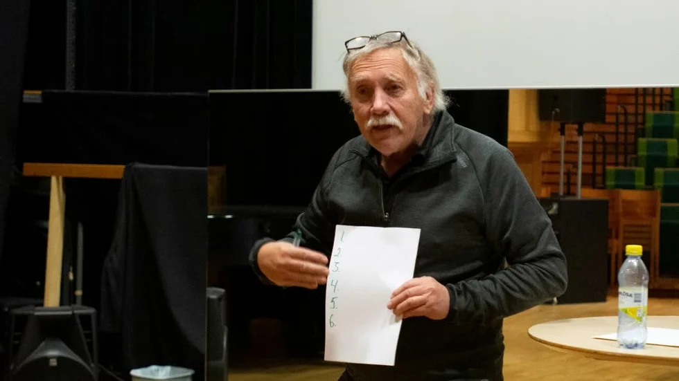 Kalix teaterman framför alla Kjell Morin håller i träningarna.