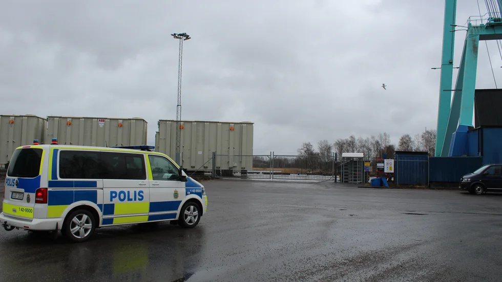 Polisen på plats för måndagens övning i hamnområdet.