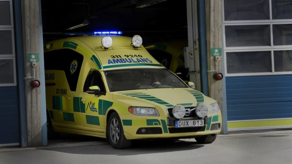 En ambulans rycker ut till olycksplatsen efter en krock mellan en personbil och en motorcykel.