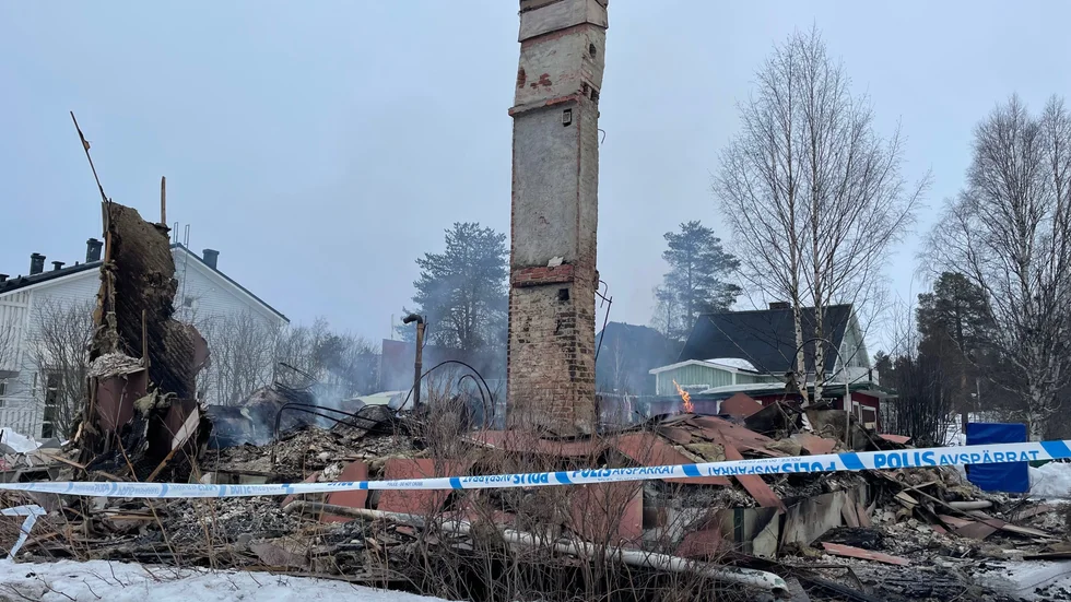 Ett dygn efter att elden utbröt flammade det fortfarande i ruinen.