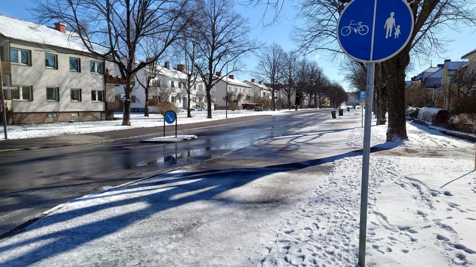 Natten mot tisdag gjorde vintern sin återkomst i Eskilstuna. Men någon ny sand läggs inte ut.
