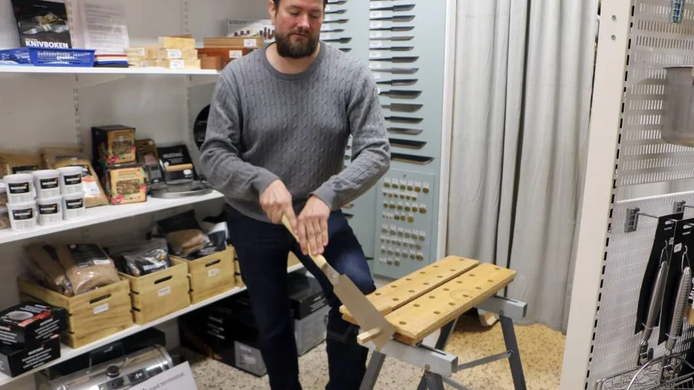 Johan Fjellström demonstrerar den japanska sågen i före detta Ica-butiken på Annelund.