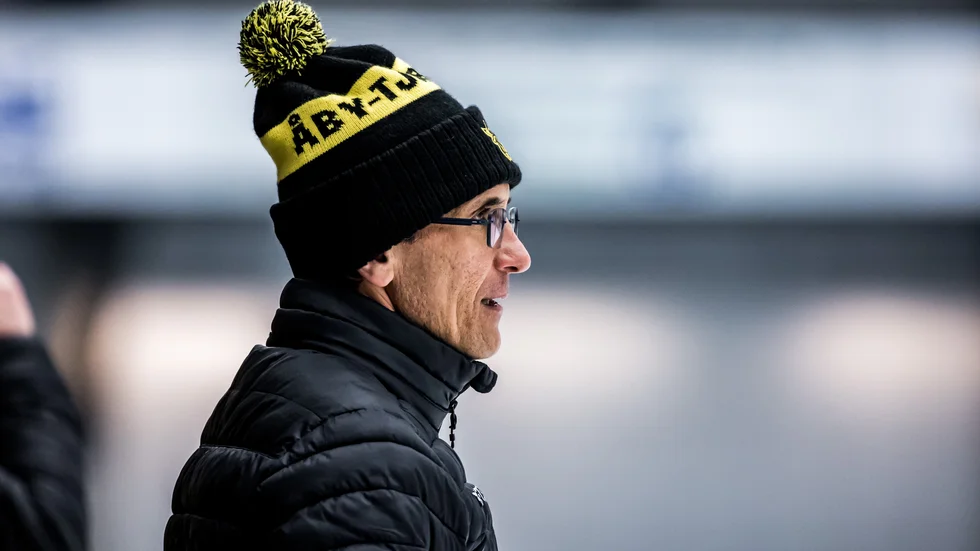 Efter fyra säsonger lämnar Sergej In Fa Lin tränarjobbet i bandyallsvenska Åby/Tjureda. Ny adress kan bli elitserielaget Vetlanda där Mattias Rehnholm ska ersättas.