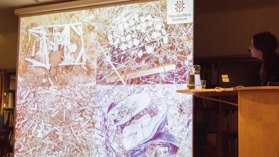 Frida Palmbo, Norrbottens museum, berättar om de arkeologiska undersökningarna som har inletts av militärhistoriska platser i länet. På bilden längst upp till vänster syns byggnadsrester och en glasflaska och metallburkar och kokkärl, längst ner till vänster patronhylosr, längst upp till höger rester av ett batteri, längst ner till höger ett par kängor.