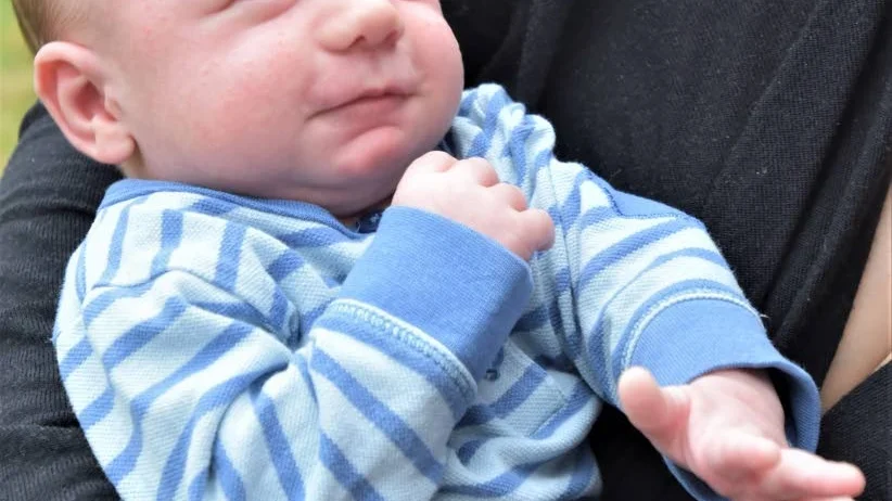 Mamma Veronica Granbom pratar mycket med Elton om dagarna när övriga familj är på andra uppdrag, ibland blir det prat om graviditeten.