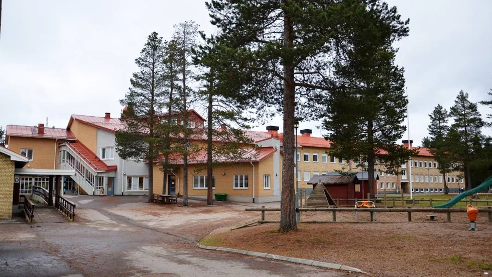 Skogsområdet i närheten av Hedskolan har avverkats. Insändarskribenten är kritisk och menar att elevernas utemiljö försämrats.