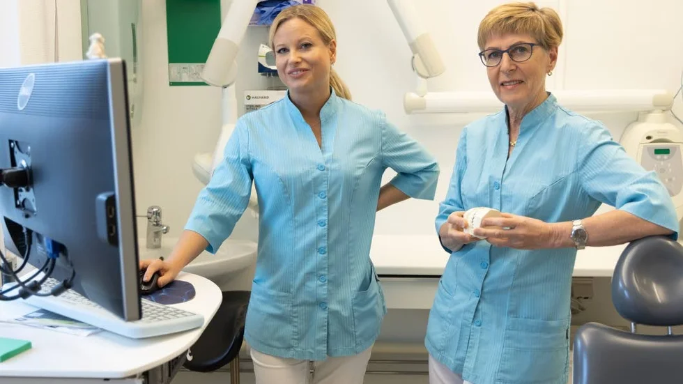 Emilia Skogkvist och Ingrid Nyberg Berglund på PTJ dental flora Luleå.