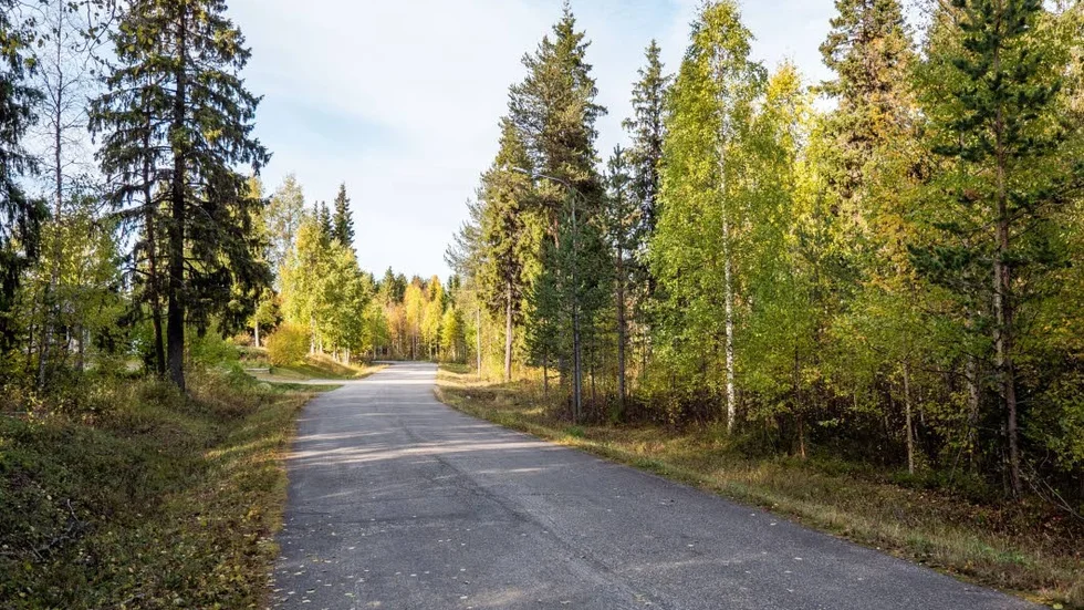 Enligt Pajala kommun råder bostadsbrist i Junosuando, inte minst kring tillfälliga bostäder för personer som arbetar med malmtransporter. Nu kan modulboende bli aktuellt, samtidigt som kommunen vill se att fler bygger. I byn finns bland annat sju lediga kommunala tomter.