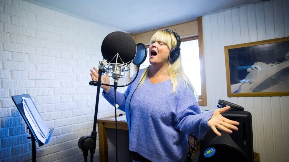 I nedervåningen har hon en egen studio, senast använd för att spela in körer till Mikael Wiehes kommande skiva.