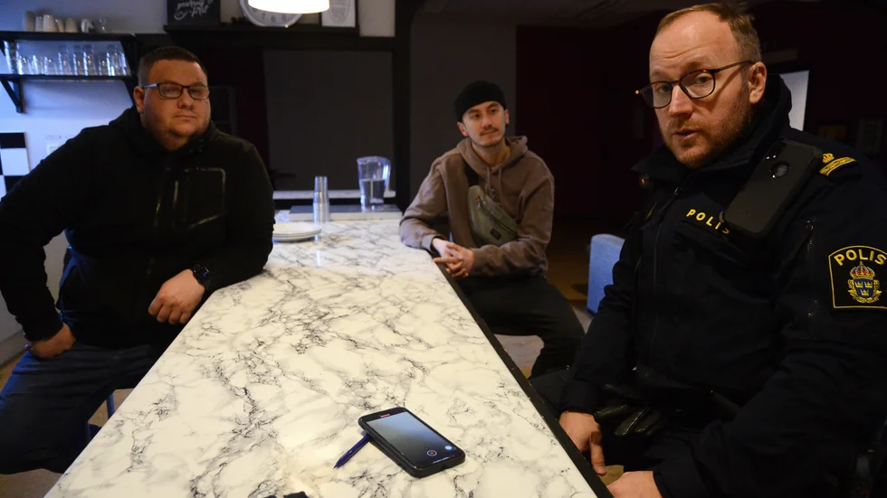 När vårvärmen kommer behöver vuxna också vara mer vaksamma på sina barns uteliv, menar områdespolisen Martin. Han får medhåll av kommunens fritidsutvecklare Robin Safar och praktikanten Joakim Sae-Cho.