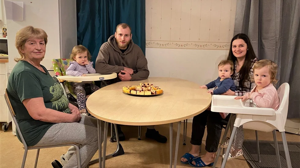 Tvååriga tvillingarna Eva Snehur och Milana Snehur sitter i varsin barnstol. Albert Snehur sitter bredvid dottern Eva och mamma Olena Makusheva håller i sex månader gamla Mark Snehur. Mormor Hanna Makusheva flydde nyligen kriget i Ukraina. 