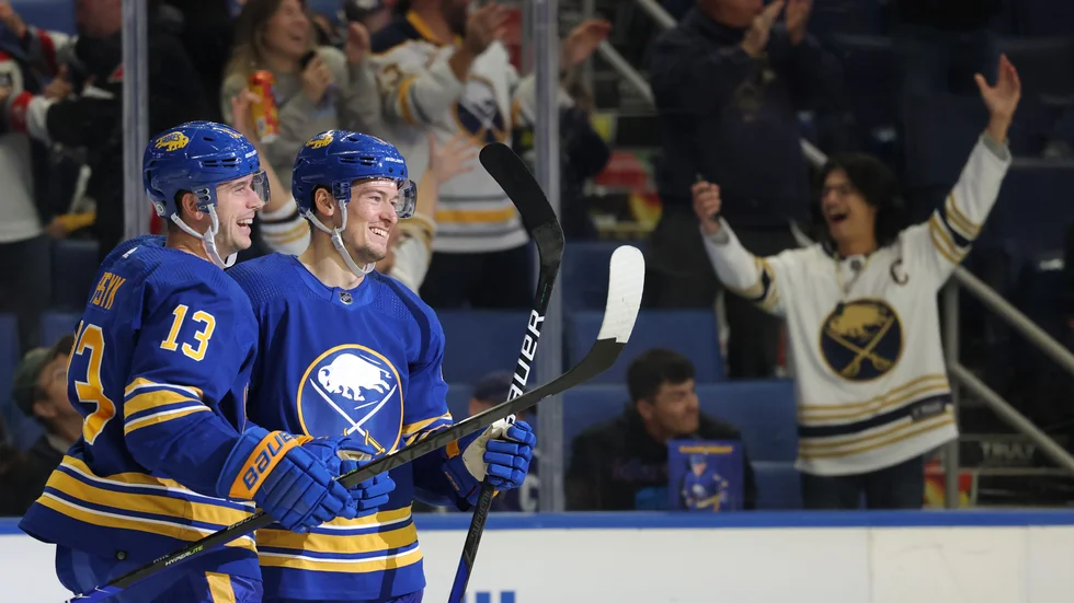Robert Hägg, t h, kan se fram emot värmen i Florida efter att ha trejdats bort från Buffalo Sabres.