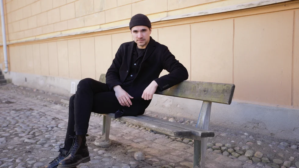 Sångaren och låtskrivaren Jonathan Fröberg uppväxt i Nyköping och Oxelösund kommer till Nyköpings teater för en konsert lördag den 19 mars.