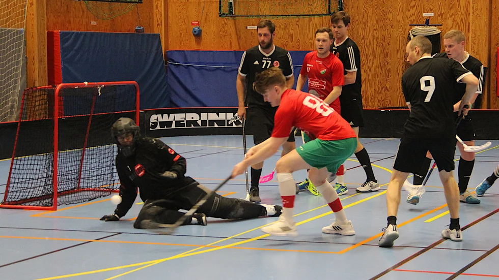 Rasmus Carlsson och Jesper Synnerlöv i ett anfall i första perioden i nya storsegern. Nu har Fjärdhundra SK alt i egna händer och kan klara en direktplats till femman genom att besegra Bälinge U nästa helg.