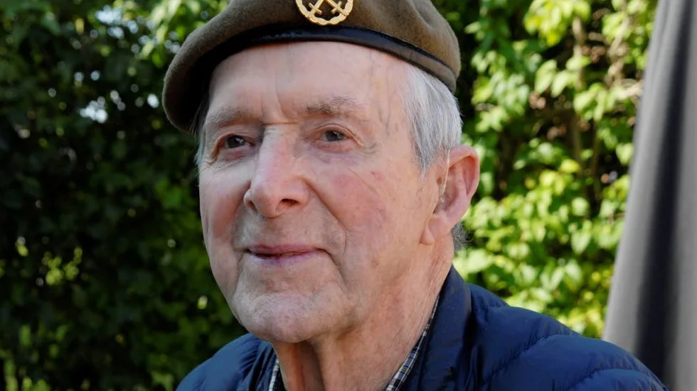 Inte ens fyllda elva år fick Ivar Eriksson börja som dräng. Första jobbet blev att välta efter harvningen.
