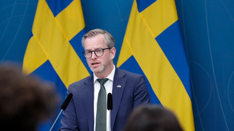 Finansminister Mikael Damberg (S) meddelar att regeringen sänker drivmedelsskatten.