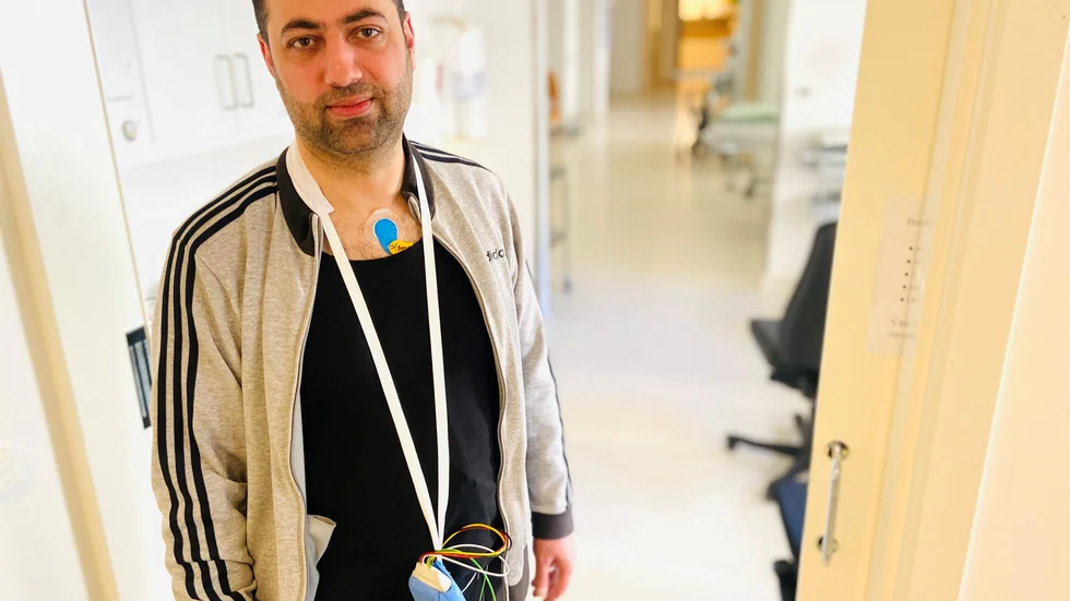 Omar Salhani, 45, drabbades av akut hjärtinfarkt hemma i Flen och blev snabbt opererad på Mälarsjukhuset. "Om jag var rädd? Nej. Jag var nära döden tre gånger i Syrien. Det är livet, man vet aldrig. Men jag tänkte på min familj, mina fyra barn blev rädda."