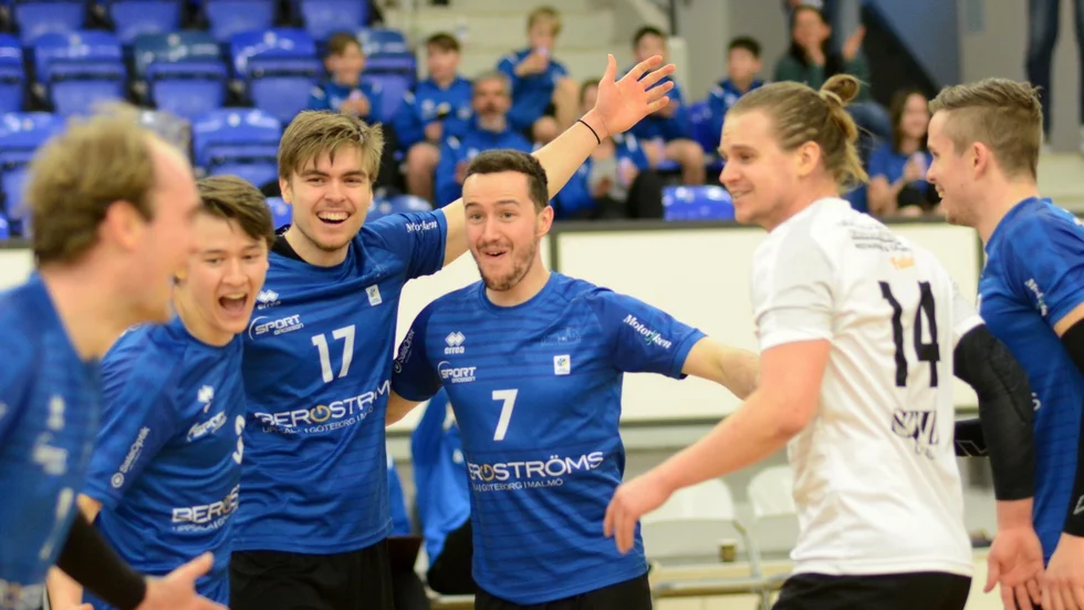Spelarna i Uppsala volley med glada miner men nu är säsongen över för deras del.