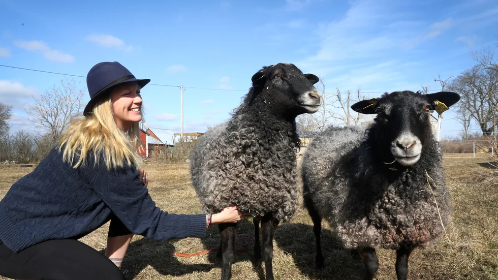 Jennie Olofsson blev kär Norrlanda, hemsocknen för henne och henes blivande make Peder sedan drygt sex år tillbaka. Vid den före detta bygdegården bor också lammen Bonnie and Clyde.