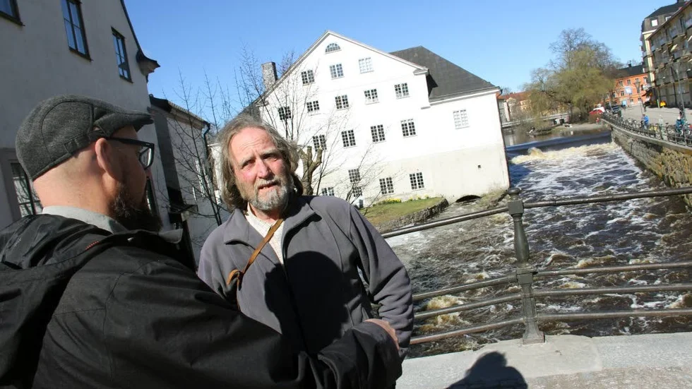 Många tog chansen att ställa frågor om fiskbestånden i Fyrisåns vattensystem, en av dem var Torbjörn Nilsson. "Rör inte vår asp! Det här jättebra att man satsat på fisktrapporna", säger han, här i samspråk med länsfiskekonsulenten Daniel Brelin, til vänter i bild.