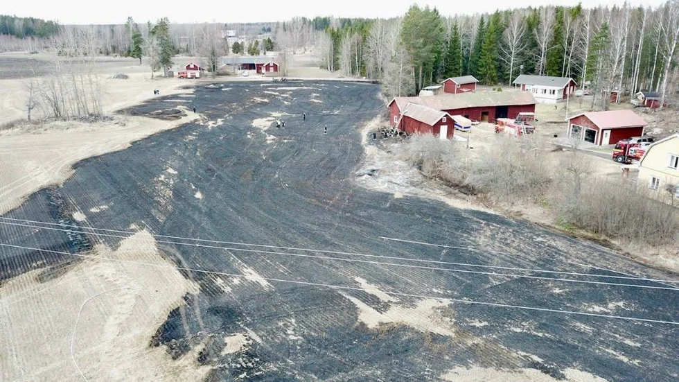 Drönarbild från gräsbranden i Tierp på torsdagen.
