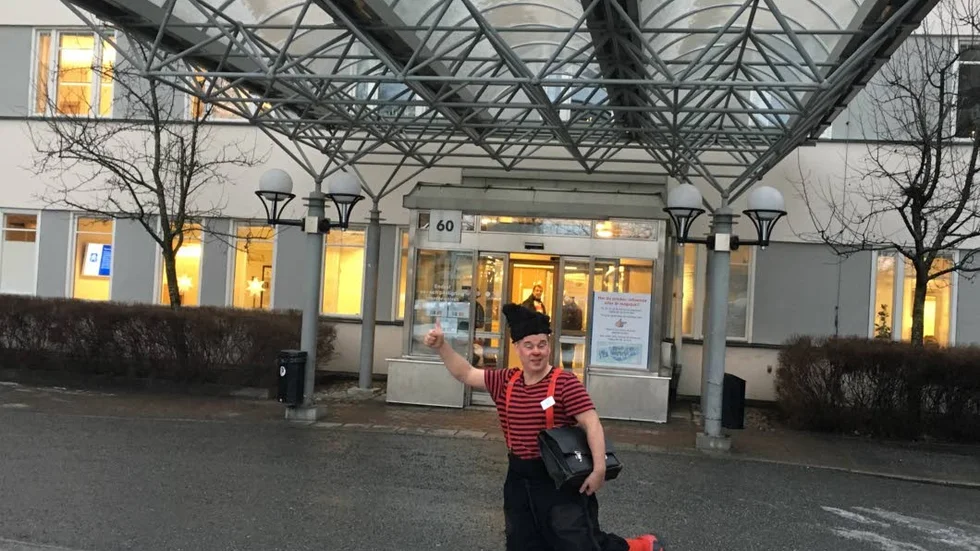 Niklas Lindgren är en av clownerna i Clownjouren som två dagar i veckan besöker Akademiska Sjukhuset i Uppsala.
