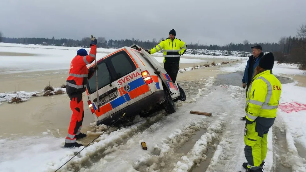 Försök. Svevia körde av och ner i vattnet med en bil när man försökte laga vägen.