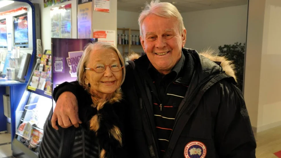 Lise-Lotte och Svante har precis hämtat ut en julklapp på Direkten.
