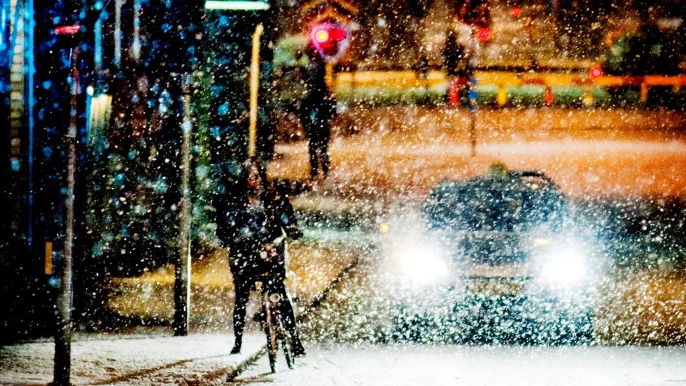 Snösmockan hänger i luften under torsdagsmorgonens första timmar. Den ymnigaste delen av snöfallet beräknas att pågå i Luleå under de första morgontimmarna, men snöfallet upphör först framåt midnatt.