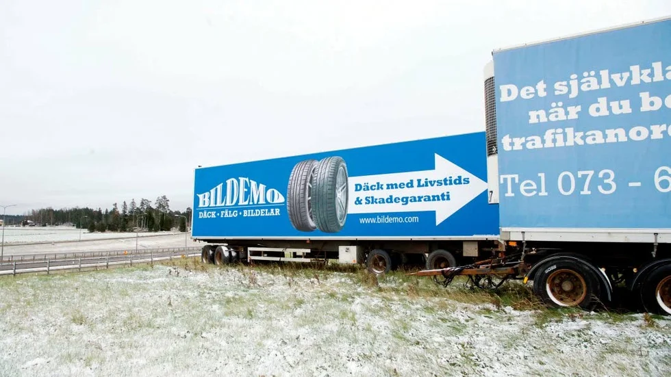 Reklamskyltarna sitter ofta på långtradarsläp, väl synliga från vägen.