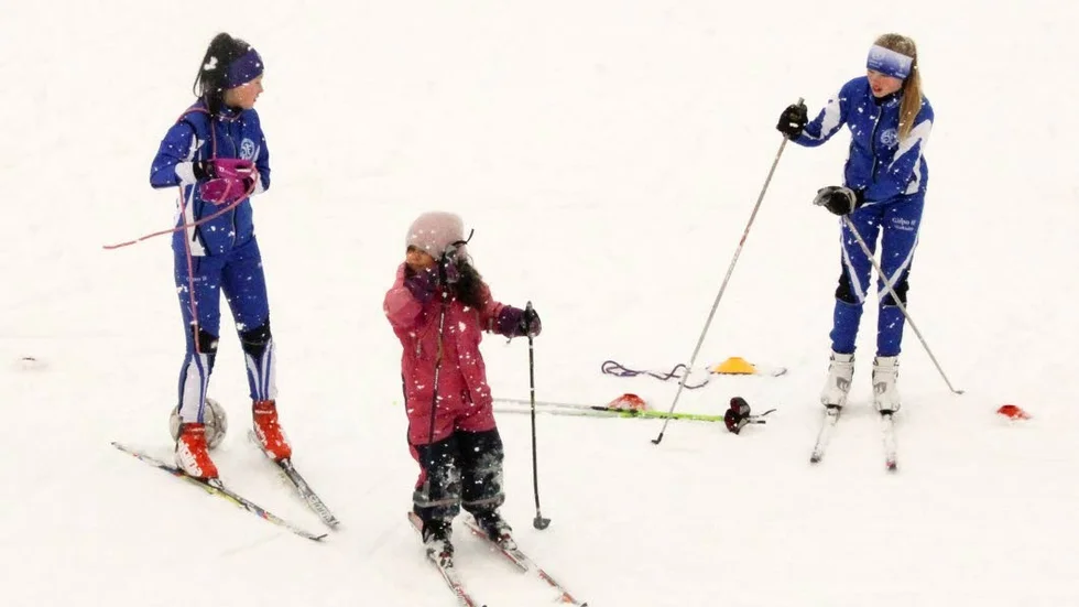 Mollie Karlsson får goda råd från två av klubbens aktiva.
