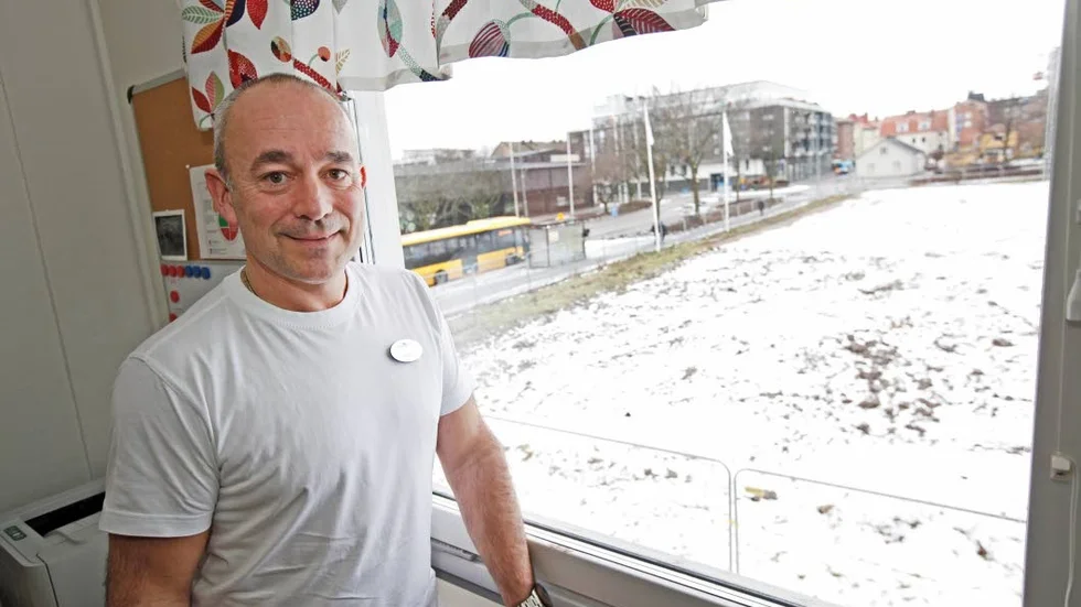 Närkontakt. Steget från Möbelhuset till Hälsohuset är inte långt. Genom fönstret kan han se platsen för sin gamla arbetsplats.